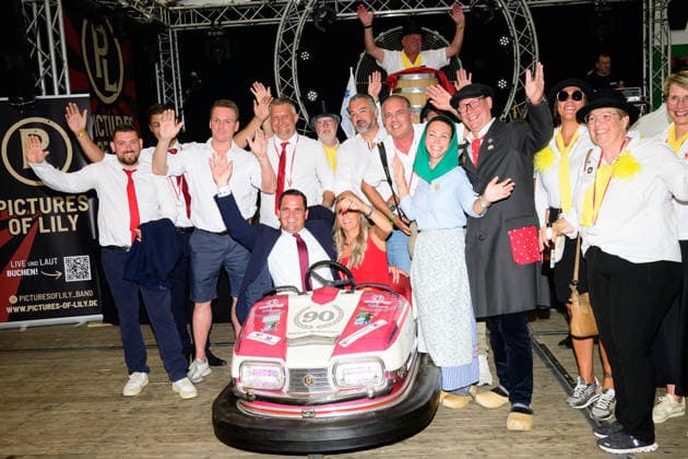 728. Vechtaer Stoppelmarkt eröffnet 13.08.2026, Stoppelmarkt, Vechta, 728. Vechtaer Stoppelmarkt eröffnet, im Bild Kristian Kater (Bürgermeister Stadt Vechta (SPD)) und die Niedersächsische Botschafterin für Digitalisierung Silke Müller eröffneten am Donnerstagabend 13.08.26 den 728. Stoppelmarkt in der Nachbarkreisstadt Vechta. Vor der Eröffnung gab es im Rathaus einen Empfang für geladene Gäste, bevor sich der Festumzug mit mehr als 70 Wagen und Gruppen durch die Innenstadt und die Ehrengäste in der Kutsche zur Westerheide begaben. Hier eröffneten Kater und Müller den 728. Stoppelmarkt. Im Anschluss gab es den traditionellen Bieranstich im Festzelt Kombinat. Das Highlight war an diesem Abend, dass Kristian Kater (Bürge Copyright: xnordphotoxGmbHx xKFOTOx