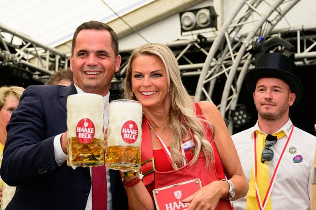 728. Vechtaer Stoppelmarkt eröffnet 13.08.2026, Stoppelmarkt, Vechta, 728. Vechtaer Stoppelmarkt eröffnet, im Bild Kristian Kater (Bürgermeister Stadt Vechta (SPD)) und die Niedersächsische Botschafterin für Digitalisierung Silke Müller eröffneten am Donnerstagabend 13.08.26 den 728. Stoppelmarkt in der Nachbarkreisstadt Vechta. Vor der Eröffnung gab es im Rathaus einen Empfang für geladene Gäste, bevor sich der Festumzug mit mehr als 70 Wagen und Gruppen durch die Innenstadt und die Ehrengäste in der Kutsche zur Westerheide begaben. Hier eröffneten Kater und Müller den 728. Stoppelmarkt. Im Anschluss gab es den traditionellen Bieranstich im Festzelt Kombinat. Das Highlight war an diesem Abend, dass Kristian Kater (Bürge Copyright: xnordphotoxGmbHx xKFOTOx