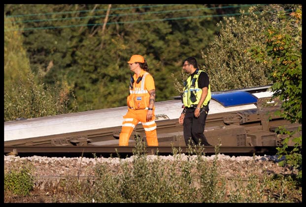 . 13 08 2026. Lewes , United Kingdom. Emergency workers look at one of the train carriages lying on its side after the train derailment near Lewes, United Kingdom.  xStephenxLockx xi-Imagesx IIM-26947-0018