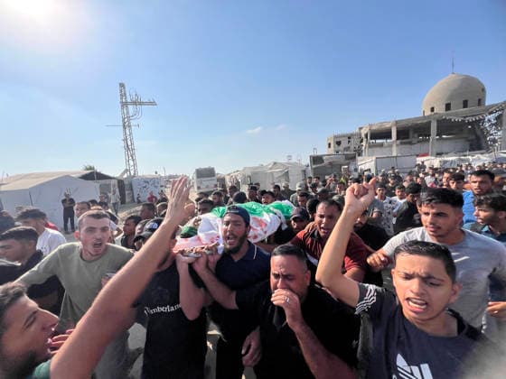 Mourners carry the body of Huthaifa Kawara during his funeral at Nasser Hospital in Khan Younis, Gaza, Palestine, on August 13, 2026. Kawara, a field commander of the Izz al-Din al-Qassam Brigades, Hamas s military wing, was killed in an Israeli airstrike in Khan Younis. Israel also assassinated the Gaza City police chief.  GAZ2026081303 SaidxAbid