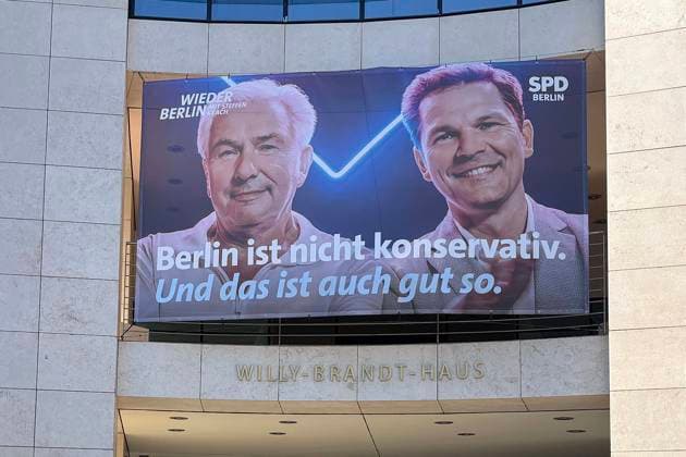 13.08.2026, Wahlplakat zur Abgeordnetenhauswahl 2026 in Berlin, an der SPD Parteizentrale, dem Willy-Brandt-Haus, Plakat Berlin ist nicht konservativ. Und das ist auch gut so. mit Klaus Wowereit, Kandidat Steffen Krach, als Konter zur CDU, Stefan Evers, Berlin Berlin Deutschland, Germany Deutschland, Germany *** August 13, 2026, Election poster for the 2026 Berlin House of Representatives election, at the SPD party headquarters, the Willy Brandt House; poster: Berlin is not conservative—and that’s a good thing, featuring Klaus Wowereit and candidate Steffen Krach, as a counter to the CDU; Stefan Evers; Berlin Berlin Germany, Germany Germany, Germany
