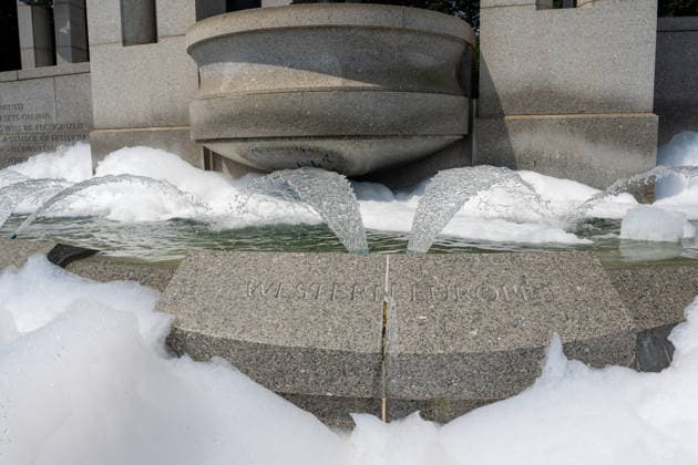 August 13, 2026, Washington, District of Columbia, United States: Vandals poured bubble soap and painted graffiti on the World War II Memorial in Washington, D.c. on August 13, 2026. Washington United States  - ZUMAl312 20260813_znp_l312_006 Copyright: xAndrewxLeydenx
