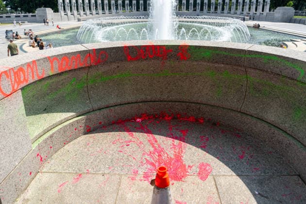 August 13, 2026, Washington, District of Columbia, United States: Vandals poured bubble soap and painted graffiti on the World War II Memorial in Washington, D.c. on August 13, 2026. Washington United States - ZUMAl312 20260813_znp_l312_012 Copyright: xAndrewxLeydenx