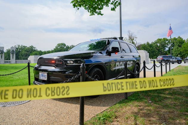 August 13, 2026, Washington, District Of Columbia, United States: U.S. Park Police officers investigate after the World War II Memorial was vandalized with graffiti. Washington United States - ZUMAk206 20260813_znp_k206_006 Copyright: xMattxKaminskyx