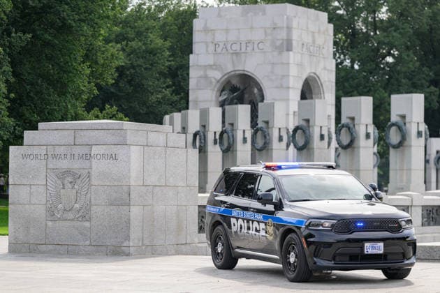 August 13, 2026, Washington, District Of Columbia, United States: U.S. Park Police officers investigate after the World War II Memorial was vandalized with graffiti. Washington United States  - ZUMAk206 20260813_znp_k206_010 Copyright: xMattxKaminskyx