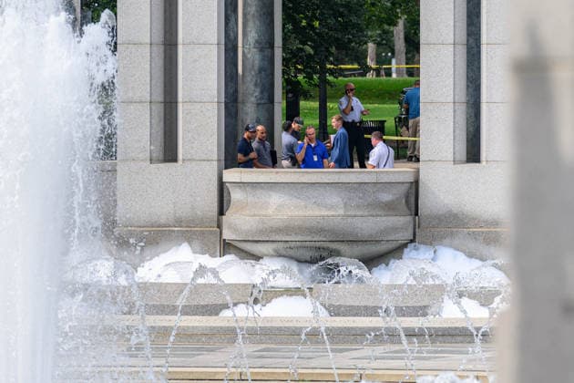 August 13, 2026, Washington, District Of Columbia, United States: U.S. Park Police officers investigate after the World War II Memorial was vandalized with graffiti. Washington United States - ZUMAk206 20260813_znp_k206_009 Copyright: xMattxKaminskyx