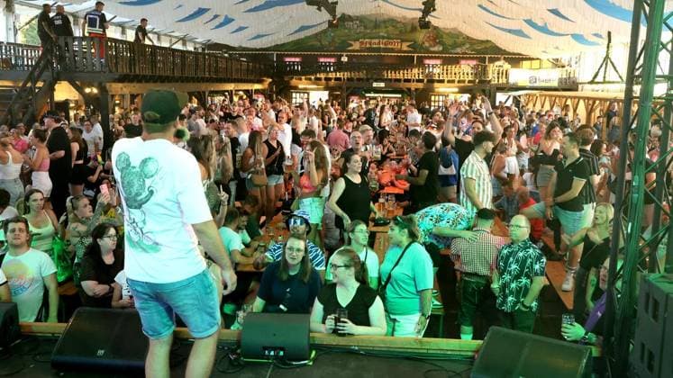 Malle-Nacht in der Bayernhalle auf der Cranger Cirmes in Herne ** NUR FÜR REDAKTIONELLE ZWECKE ** EDITORIAL USE ONLY **<p>Malle-Nacht am Donnerstag den 13.August 2026 in der Bayernhalle auf der Cranger Cirmes in Herne Foto : Frank Oppitz FUNKE Foto Services< p> Bun Deutschland NRW Herne Copyright: FrankxOppitz *** Malle Night at the Bayernhalle during the Cranger Cirmes in Herne ** FOR EDITORIAL USE ONLY ** EDITORIAL USE ONLY ** p Malle Night on Thursday, August 13, 2026, at the Bayernhalle during the Cranger Cirmes in Herne Photo by Frank Oppitz, FUNKE Photo Services p Bun Germany NRW Herne Copyright FrankxOppitz Copyright: FrankxOppitz doc875adsugv9566oaggpv ,EDITORIAL USE ONLY