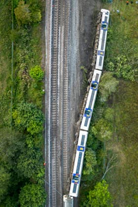 August 13, 2026, Lewes, East Sussex, UK: Lewes, UK. An aerial view of a derailed train in Lewes. Emergency services at the scene where a train has derailed between Cooksbridge and Lewes in East Sussex, England Lewes UK  - ZUMAl94_ 20260813_zaf_l94_074 Copyright: xMarcinxNowakx