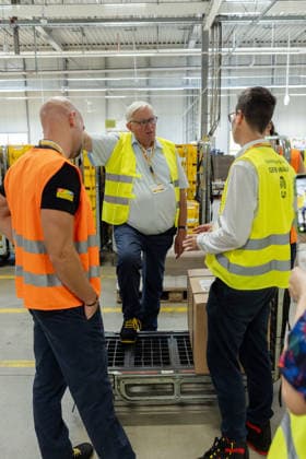 NRW-Minister Laumann besucht Briefzentrum in Troisdorf Troisdorf: Im Rahmen seiner Ausbildungstour besucht NRW-Landesminister für Arbeit, Gesundheit und Soziales Karl-Josef LAUMANN (CDU) das Briefzentrum der Deutschen Post DHL in Troisdorf-Spich. Dort informiert sich Minister LAUMANN über die Ausbildungsbedingungen der Auszubildenden und dual Studierenden. Troisdorf Nordrhein-Westfalen Deutschland *** NRW Minister Laumann Visits Mail Sorting Center in Troisdorf Troisdorf As part of his tour focusing on vocational training, NRW State Minister of Labor, Health, and Social Affairs, Karl Josef LAUMANN (CDU), is visiting the Deutsche Post DHL mail processing center in Troisdorf-Spich. There, Minister LAUMANN is learning about the training con Copyright: xMarcxJohnx