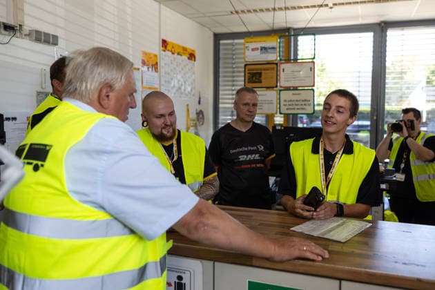 NRW-Minister Laumann besucht Briefzentrum in Troisdorf Troisdorf: Im Rahmen seiner Ausbildungstour besucht NRW-Landesminister für Arbeit, Gesundheit und Soziales Karl-Josef LAUMANN (CDU) das Briefzentrum der Deutschen Post DHL in Troisdorf-Spich. Dort informiert sich Minister LAUMANN über die Ausbildungsbedingungen der Auszubildenden und dual Studierenden. Troisdorf Nordrhein-Westfalen Deutschland *** NRW Minister Laumann Visits Mail Sorting Center in Troisdorf Troisdorf As part of his tour focusing on vocational training, NRW State Minister of Labor, Health, and Social Affairs, Karl Josef LAUMANN (CDU), is visiting the Deutsche Post DHL mail processing center in Troisdorf-Spich. There, Minister LAUMANN is learning about the training con Copyright: xMarcxJohnx