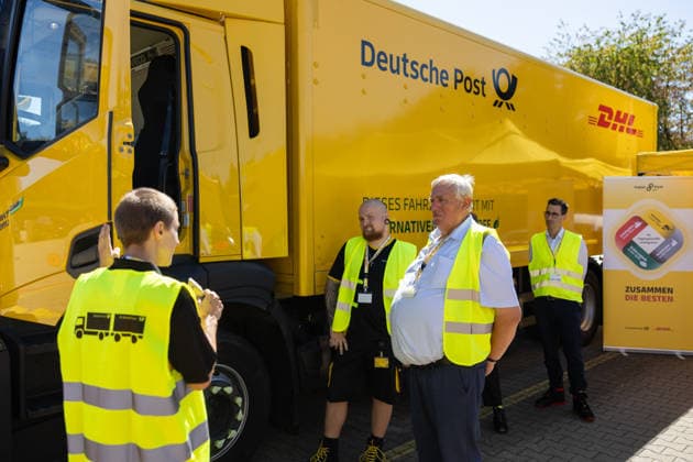 NRW-Minister Laumann besucht Briefzentrum in Troisdorf Troisdorf: Im Rahmen seiner Ausbildungstour besucht NRW-Landesminister für Arbeit, Gesundheit und Soziales Karl-Josef LAUMANN (CDU) das Briefzentrum der Deutschen Post DHL in Troisdorf-Spich. Dort informiert sich Minister LAUMANN über die Ausbildungsbedingungen der Auszubildenden und dual Studierenden. Troisdorf Nordrhein-Westfalen Deutschland *** NRW Minister Laumann Visits Mail Sorting Center in Troisdorf Troisdorf As part of his tour focusing on vocational training, NRW State Minister of Labor, Health, and Social Affairs, Karl Josef LAUMANN (CDU), is visiting the Deutsche Post DHL mail processing center in Troisdorf-Spich. There, Minister LAUMANN is learning about the training con Copyright: xMarcxJohnx