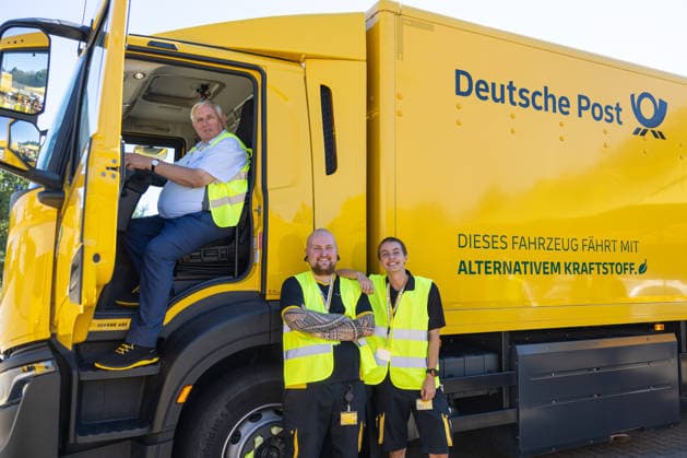 NRW-Minister Laumann besucht Briefzentrum in Troisdorf Troisdorf: Im Rahmen seiner Ausbildungstour besucht NRW-Landesminister für Arbeit, Gesundheit und Soziales Karl-Josef LAUMANN (CDU) das Briefzentrum der Deutschen Post DHL in Troisdorf-Spich. Dort informiert sich Minister LAUMANN über die Ausbildungsbedingungen der Auszubildenden und dual Studierenden. Troisdorf Nordrhein-Westfalen Deutschland *** NRW Minister Laumann Visits Mail Sorting Center in Troisdorf Troisdorf As part of his tour focusing on vocational training, NRW State Minister of Labor, Health, and Social Affairs, Karl Josef LAUMANN (CDU), is visiting the Deutsche Post DHL mail processing center in Troisdorf-Spich. There, Minister LAUMANN is learning about the training con Copyright: xMarcxJohnx