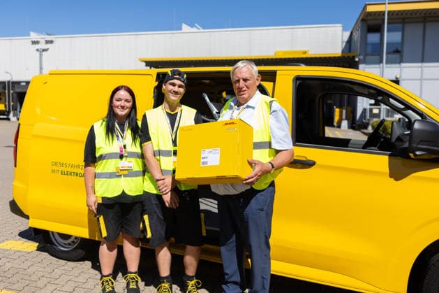 NRW-Minister Laumann besucht Briefzentrum in Troisdorf Troisdorf: Im Rahmen seiner Ausbildungstour besucht NRW-Landesminister für Arbeit, Gesundheit und Soziales Karl-Josef LAUMANN (CDU) das Briefzentrum der Deutschen Post DHL in Troisdorf-Spich. Dort informiert sich Minister LAUMANN über die Ausbildungsbedingungen der Auszubildenden und dual Studierenden. Troisdorf Nordrhein-Westfalen Deutschland *** NRW Minister Laumann Visits Mail Sorting Center in Troisdorf Troisdorf As part of his tour focusing on vocational training, NRW State Minister of Labor, Health, and Social Affairs, Karl Josef LAUMANN (CDU), is visiting the Deutsche Post DHL mail processing center in Troisdorf-Spich. There, Minister LAUMANN is learning about the training con Copyright: xMarcxJohnx