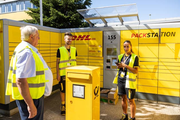 NRW-Minister Laumann besucht Briefzentrum in Troisdorf Troisdorf: Im Rahmen seiner Ausbildungstour besucht NRW-Landesminister für Arbeit, Gesundheit und Soziales Karl-Josef LAUMANN (CDU) das Briefzentrum der Deutschen Post DHL in Troisdorf-Spich. Dort informiert sich Minister LAUMANN über die Ausbildungsbedingungen der Auszubildenden und dual Studierenden. Troisdorf Nordrhein-Westfalen Deutschland *** NRW Minister Laumann Visits Mail Sorting Center in Troisdorf Troisdorf As part of his tour focusing on vocational training, NRW State Minister of Labor, Health, and Social Affairs, Karl Josef LAUMANN (CDU), is visiting the Deutsche Post DHL mail processing center in Troisdorf-Spich. There, Minister LAUMANN is learning about the training con Copyright: xMarcxJohnx