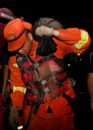 (260814) -- JIAXIAN, Aug. 14, 2026 -- A rescuer carries a sandbag at the site of a levee breach along the Beiru River in Jiaxian County, central China s Henan Province, Aug. 13, 2026. A levee along the Beiru River in Jiaxian County gave way on Wednesday night, following extreme rainfall and large-volume discharges from upstream reservoirs. As of Thursday, a total of 2,182 people had been evacuated to safety, with no casualties reported so far. Efforts to contain the levee breach are underway. ) CHINA-HENAN-JIAXIAN COUNTY-LEVEE BREACH-REPAIR WORK (CN) HaoxYuan 