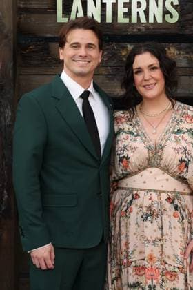Premiere of Lanterns LOS ANGELES, CALIFORNIA - AUGUST 13: Jason Ritter & Melanie Lynskey at the Los Angeles Premiere of DC Studios Drama Series Lanterns r on August 13, 2026 Credit: AdMedia EDITORIAL USE ONLY  Copyright: xx AdMediax admphotosthree010313