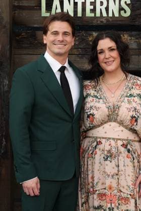 Premiere of Lanterns Los Angeles Premiere of DC Studios Drama Series Lanterns r on August 13, 2026 Credit: AdMedia. 13 Aug 2026 Pictured: Jason Ritter & Melanie Lynskey. Photo credit: AdMedia MEGA TheMegaAgency.com sales@mega.global  Copyright: xThexMegaxAgencyxAdMediax xMEGAx