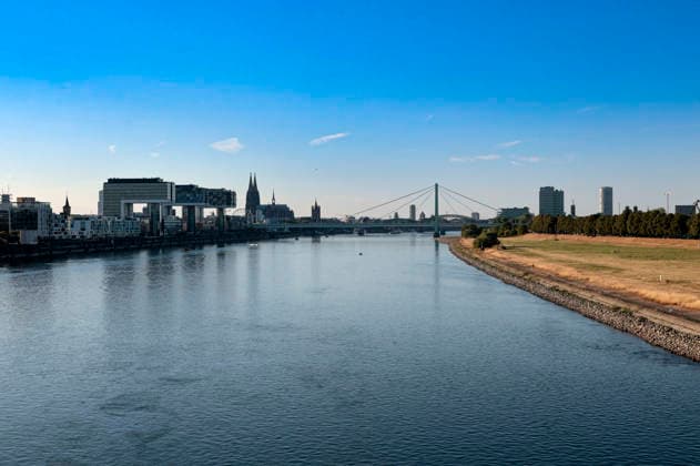 Durch die historisch niedrigen Pegelstände im Rhein ist die Logistik extremst gestört. Hierdurch entstehen Herausforderungen und Folgen für den Alltag. Es droht das Abschneiden der Transportwege im Rhein. Die Kosten für den Verbraucher steigen im Bereich der Lebensmitteln, bei den Kraftstoffen und anderen Bereichen durch gestiegene Transportkosten. Unternehmen sind gezwungen, die Produktionen zu drosseln. Köln, 13.08.2026 *** Due to historically low water levels in the Rhine, logistics have been severely disrupted. This is creating challenges and consequences for everyday life. There is a risk that transport routes along the Rhine will be cut off. Consumer costs are rising for food, fuel, and other goods due to increased transportation Foto:xR.xSchmiegeltx xFuturexImagex neidrigwasser_6803
