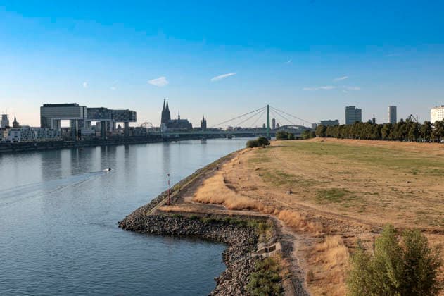Durch die historisch niedrigen Pegelstände im Rhein ist die Logistik extremst gestört. Hierdurch entstehen Herausforderungen und Folgen für den Alltag. Es droht das Abschneiden der Transportwege im Rhein. Die Kosten für den Verbraucher steigen im Bereich der Lebensmitteln, bei den Kraftstoffen und anderen Bereichen durch gestiegene Transportkosten. Unternehmen sind gezwungen, die Produktionen zu drosseln. Köln, 13.08.2026 *** Due to historically low water levels in the Rhine, logistics have been severely disrupted. This is creating challenges and consequences for everyday life. There is a risk that transport routes along the Rhine will be cut off. Consumer costs are rising for food, fuel, and other goods due to increased transportation Foto:xR.xSchmiegeltx xFuturexImagex neidrigwasser_6804
