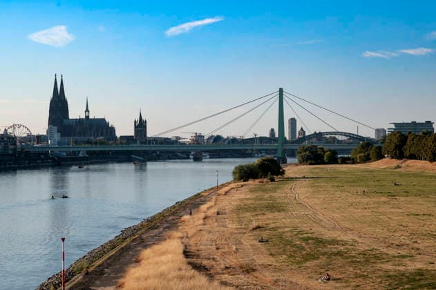 Durch die historisch niedrigen Pegelstände im Rhein ist die Logistik extremst gestört. Hierdurch entstehen Herausforderungen und Folgen für den Alltag. Es droht das Abschneiden der Transportwege im Rhein. Die Kosten für den Verbraucher steigen im Bereich der Lebensmitteln, bei den Kraftstoffen und anderen Bereichen durch gestiegene Transportkosten. Unternehmen sind gezwungen, die Produktionen zu drosseln. Köln, 13.08.2026 *** Due to historically low water levels in the Rhine, logistics have been severely disrupted. This is creating challenges and consequences for everyday life. There is a risk that transport routes along the Rhine will be cut off. Consumer costs are rising for food, fuel, and other goods due to increased transportation Foto:xR.xSchmiegeltx xFuturexImagex neidrigwasser_6808