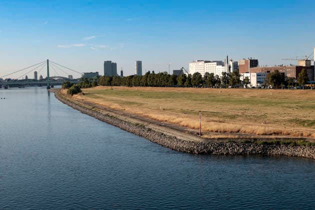 Poller Wiesen - Durch die historisch niedrigen Pegelstände im Rhein ist die Logistik extremst gestört. Hierdurch entstehen Herausforderungen und Folgen für den Alltag. Es droht das Abschneiden der Transportwege im Rhein. Die Kosten für den Verbraucher steigen im Bereich der Lebensmitteln, bei den Kraftstoffen und anderen Bereichen durch gestiegene Transportkosten. Unternehmen sind gezwungen, die Produktionen zu drosseln. Köln, 13.08.2026 *** Poller Wiesen: Due to historically low water levels in the Rhine, logistics have been severely disrupted. This is creating challenges and consequences for everyday life. There is a risk that transport routes along the Rhine will be cut off. Consumer costs are rising for food, fuel, and other goods Foto:xR.xSchmiegeltx xFuturexImagex neidrigwasser_6809