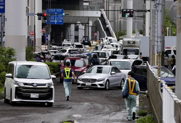 Aftermath of torrential rain in eastern Japan Abandoned vehicles are seen on a road in Chiba, east of Tokyo, on Aug. 14, 2026, after flooding caused by torrential rain overnight. Japan s weather agency issued its highest Level 5 warning for downpours in parts of Chiba Prefecture.  A14AA0005625747P