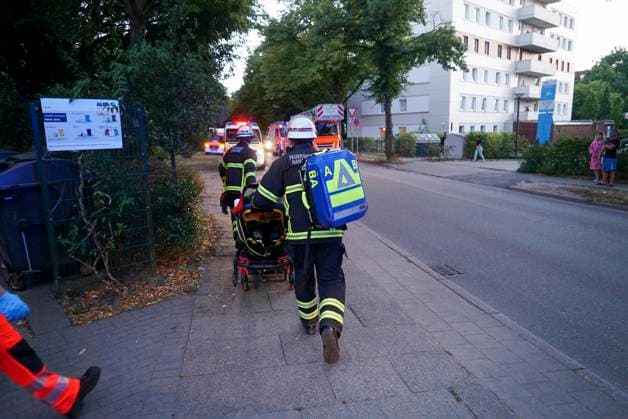 CNTV FEUER- Feuerwehr im Einsatz loeschen am Brandort.Kuechenbrand bei einem Feuer in einer Wohnung eines Mehrfamilienhaus im Querkamp Hamburg 13.AUGUST 2026 Der Bewhoner der stark vollgestellten vermuellten Wohnung erlitt eine Rauchgasvergiftung und musste in ein Krankenhaus eingeliefert werden. Hamburg Deutschland *** CNTV FIRE: Firefighters on the scene extinguishing a kitchen fire in an apartment in an apartment building on Querkamp in Hamburg, August 13, 2026. The resident of the heavily cluttered and trash-filled apartment suffered smoke inhalation and had to be taken to a hospital. Hamburg Germany