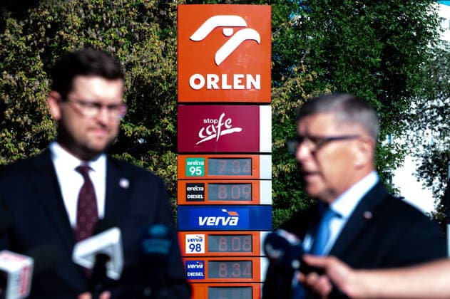 Warszawa 14.08.2026 Polish MPs Andrzej Sliwka and Zbigniew Kuzmiuk press conference at Orlen petrol fuel station on Daleka street, Warsaw, August 14, 2026. --- Konferencja Prasowa Poslow na Sejm RP Andrzeja Sliwki i Zbigniewa Kuzmiuka na warszawskiej stacji ORLEN na temat cen paliw oraz zwiazanych z nimi dzialan rzadu. Warszawa, 14 sierpnia 2026. Persons shown : ceny paliw, 7 34 price per liter Fot. Kai Taller Arena Akcji NEWSPIX.PL --- newspix.pl POLAND OUT! 
