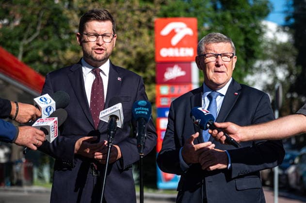 Warszawa 14.08.2026 Polish MPs Andrzej Sliwka and Zbigniew Kuzmiuk press conference at Orlen petrol fuel station on Daleka street, Warsaw, August 14, 2026. --- Konferencja Prasowa Poslow na Sejm RP Andrzeja Sliwki i Zbigniewa Kuzmiuka na warszawskiej stacji ORLEN na temat cen paliw oraz zwiazanych z nimi dzialan rzadu. Warszawa, 14 sierpnia 2026. Persons shown : Andrzej Sliwka Zbigniew Kuzmiuk Fot. Kai Taller Arena Akcji NEWSPIX.PL --- newspix.pl POLAND OUT! 