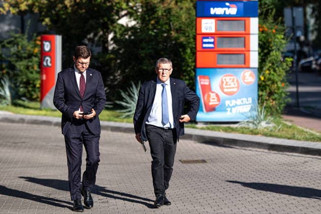 Warszawa 14.08.2026 Polish MPs Andrzej Sliwka and Zbigniew Kuzmiuk press conference at Orlen petrol fuel station on Daleka street, Warsaw, August 14, 2026. --- Konferencja Prasowa Poslow na Sejm RP Andrzeja Sliwki i Zbigniewa Kuzmiuka na warszawskiej stacji ORLEN na temat cen paliw oraz zwiazanych z nimi dzialan rzadu. Warszawa, 14 sierpnia 2026. Persons shown : Andrzej Sliwka Zbigniew Kuzmiuk Fot. Kai Taller Arena Akcji NEWSPIX.PL --- newspix.pl POLAND OUT! 