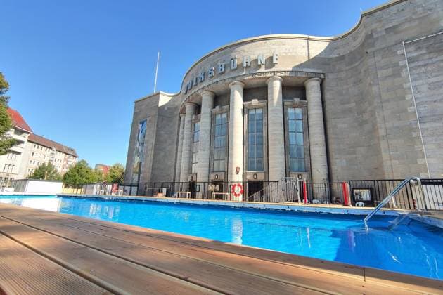 Berlin, Deutschland, 14.08.2026: Volksbad vor der Berliner Volksbühne *** Berlin, Germany, August 14, 2026 Public swimming area in front of the Berlin Volksbühne Copyright: xdtsxNachrichtenagenturx dts_130125
