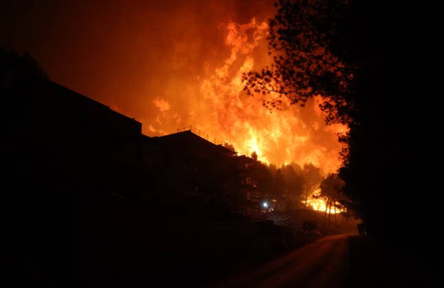 PoÅ¾ar kod OmiÅ¡a: Evakuiran velik broj turista i mjeÅ¡tana, pred vatrogascima je besana noÄ‡ 13.08.2026., Omis, Celina - Veliki poÅ¾ar koji je buknuo u mjestu Lokva Rogoznica kod OmiÅ¡a trenutaÄno je izvan kontrole, a vatra se opasno pribliÅ¾ila kuÄ‡ama, zbog Äega je zapoÄela evakuacija stanovniÅ¡tva. Sve raspoloÅ¾ive vatrogasne snage su na terenu i ulaÅ¾u maksimalne napore kako bi obranile objekte.  IvoxCagalj PIXSELL
