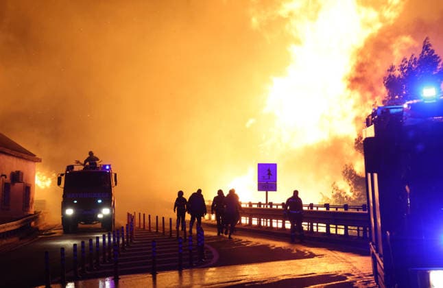 PoÅ¾ar kod OmiÅ¡a: Evakuiran velik broj turista i mjeÅ¡tana, pred vatrogascima je besana noÄ‡ 13.08.2026., Omis, Celina - Veliki poÅ¾ar koji je buknuo u mjestu Lokva Rogoznica kod OmiÅ¡a trenutaÄno je izvan kontrole, a vatra se opasno pribliÅ¾ila kuÄ‡ama, zbog Äega je zapoÄela evakuacija stanovniÅ¡tva. Sve raspoloÅ¾ive vatrogasne snage su na terenu i ulaÅ¾u maksimalne napore kako bi obranile objekte.  IvoxCagalj PIXSELL