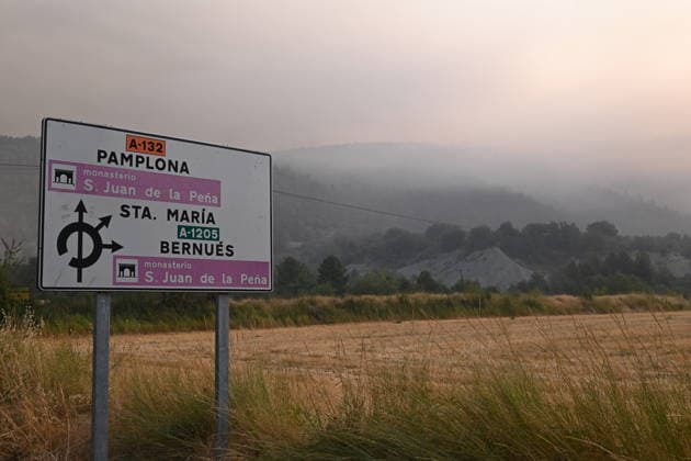 The spread of the fire in Huesca forces the evacuation of belongings from the Monastery of San Juan de la Pena. Thick smoke caused by a wildfire on August 14, 2026, in Las Penas de Riglos, Hoya de Huesca, Huesca, Aragón, Spain. The fire, which broke out at 12:37 p.m. this Monday in Las Penas de Riglos, Huesca, has already burned more than 9,000 hectares and forced the preventive evacuation of sixteen towns and a total of 830 people. This Thursday, the flames surrounded the old monastery of San Juan de la Pena, though they did not damage the structure. Early this morning, the regional government issued an evacuation order for four more municipalities, in addition to the twelve from yesterday: the towns of Santa María de La Pena, Triste, La  Copyright: xRamonxCometx 7713670