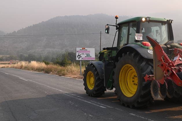 The spread of the fire in Huesca forces the evacuation of belongings from the Monastery of San Juan de la Pena. Thick smoke caused by a wildfire on August 14, 2026, in Las Penas de Riglos, Hoya de Huesca, Huesca, Aragón, Spain. The fire, which broke out at 12:37 p.m. this Monday in Las Penas de Riglos, Huesca, has already burned more than 9,000 hectares and forced the preventive evacuation of sixteen towns and a total of 830 people. This Thursday, the flames surrounded the old monastery of San Juan de la Pena, though they did not damage the structure. Early this morning, the regional government issued an evacuation order for four more municipalities, in addition to the twelve from yesterday: the towns of Santa María de La Pena, Triste, La  Copyright: xRamonxCometx 7713671