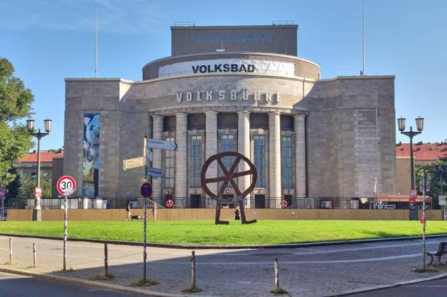 Berlin, Deutschland, 14.08.2026: Volksbad vor der Berliner Volksbühne *** Berlin, Germany, August 14, 2026 Public swimming area in front of the Berlin Volksbühne Copyright: xdtsxNachrichtenagenturx dts_130134