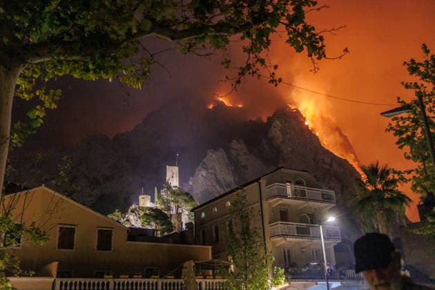 Omis, Croatia, 140826. A large fire broke out last night in Lokva Rogoznica and spread to the area above Omis. Houses and cars were burned. Traffic on the Adriatic Highway was disrupted, residents and tourists from the affected area were evacuated, and firefighters are on the ground extinguishing the fire, which is being made more difficult by strong winds. Photo: Jakov Prkic CROPIX CROATIA Copyright: xxJakovxPrkicx xCROPIXx japr_pozar_omis2-130826
