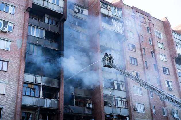Firefighters battle blaze after Russian guided bomb strike in Kramatorsk KRAMATORSSK, UKRAINE, AUGUST 13, 2026: Firefighters work from an aerial ladder to extinguish a fire at a residential building struck by a Russian guided aerial bomb (KAB) in Kramatorsk, eastern Ukraine. According to local authorities, the attack killed one person and injured more than 15 others. Kramatorsk Ukraine Copyright: x xCameronxJones-Manleyx xJNAxPressx