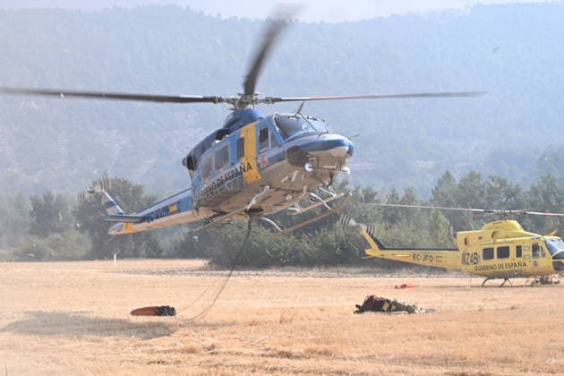 The spread of the fire in Huesca forces the evacuation of belongings from the Monastery of San Juan de la Pena. Helicopters during efforts to extinguish a wildfire on August 14, 2026, in Las Penas de Riglos, Hoya de Huesca, Huesca, Aragón, Spain. The fire that broke out at 12:37 p.m. this Monday in Las Penas de Riglos, Huesca, has already burned more than 9,000 hectares and forced the preventive evacuation of sixteen towns and a total of 830 people. This Thursday, the flames surrounded the old monastery of San Juan de la Pena, though they did not damage the structure. Early this morning, the regional government issued an evacuation order for four more municipalities, in addition to the twelve from yesterday: these are the towns of Santa Ma  Copyright: xRamonxCometx 7713803
