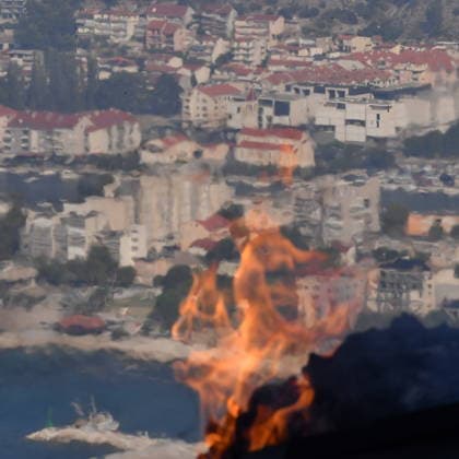 Omis, Croatia, 140826. A large fire broke out last night in Lokva Rogoznica and spread to the area above Omis. Houses and cars were burned. Traffic on the Adriatic Highway was disrupted, residents and tourists from the affected area were evacuated, and firefighters are on the ground extinguishing the fire, which is being made more difficult by strong winds. Photo: Josko Ponos CROPIX Split CROATIA Copyright: xxJoskoxPonosx xCROPIXx jp-pozar_omis88-140826_2