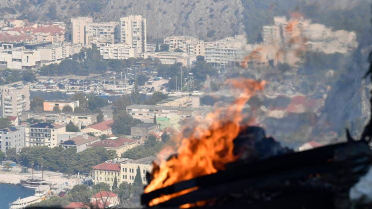 Omis, Croatia, 140826. A large fire broke out last night in Lokva Rogoznica and spread to the area above Omis. Houses and cars were burned. Traffic on the Adriatic Highway was disrupted, residents and tourists from the affected area were evacuated, and firefighters are on the ground extinguishing the fire, which is being made more difficult by strong winds. Photo: Josko Ponos CROPIX Split CROATIA Copyright: xxJoskoxPonosx xCROPIXx jp-pozar_omis91-140826_2