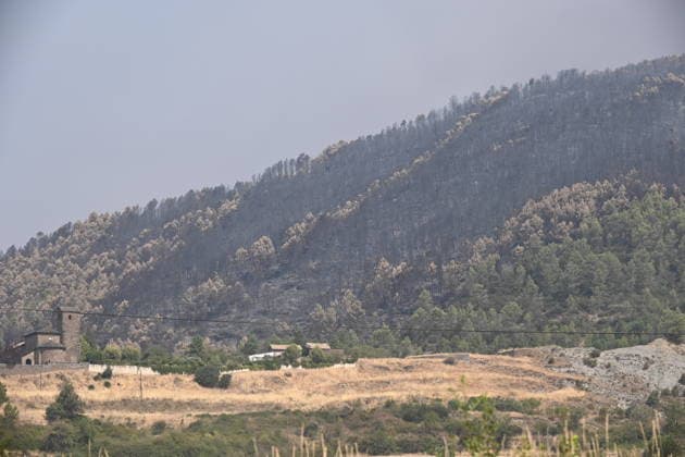 The spread of the fire in Huesca forces the evacuation of belongings from the Monastery of San Juan de la Pena. Forest land burned by a wildfire on August 14, 2026, in Las Penas de Riglos, Hoya de Huesca, Huesca, Aragón, Spain. The fire that broke out at 12:37 p.m. this Monday in Las Penas de Riglos, Huesca, has already burned more than 9,000 hectares and forced the preventive evacuation of sixteen towns and a total of 830 people. This Thursday, the flames surrounded the old monastery of San Juan de la Pena, though they did not damage the structure. Early this morning, the regional government issued an evacuation order for four more municipalities, in addition to the twelve from yesterday: the towns of Santa María de La Pena, Triste, La Pe  Copyright: xRamonxCometx 7713856
