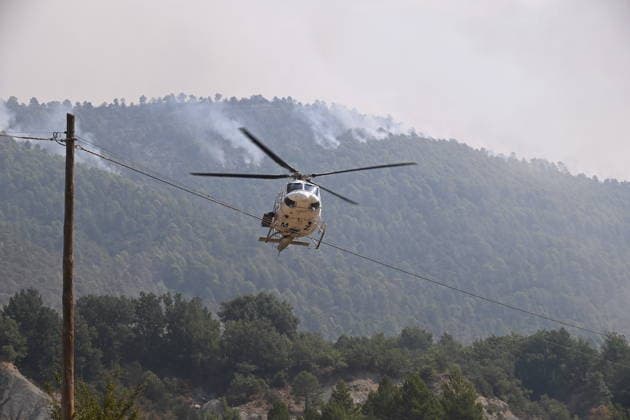 The spread of the fire in Huesca forces the evacuation of belongings from the Monastery of San Juan de la Pena. A helicopter during efforts to extinguish a wildfire on August 14, 2026, in Las Penas de Riglos, Hoya de Huesca, Huesca, Aragón, Spain. The fire that broke out at 12:37 p.m. this Monday in Las Penas de Riglos, Huesca, has already burned more than 9,000 hectares and forced the preventive evacuation of sixteen towns and a total of 830 people. This Thursday, the flames surrounded the old monastery of San Juan de la Pena, though they did not damage the structure. Early this morning, the regional government issued an evacuation order for four more municipalities, in addition to the twelve from yesterday: these are the towns of Santa M  Copyright: xRamonxCometx 7713857