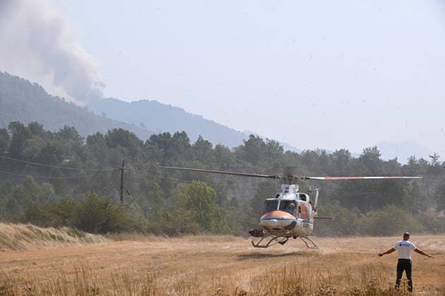 The spread of the fire in Huesca forces the evacuation of belongings from the Monastery of San Juan de la Pena. A helicopter during efforts to extinguish a wildfire on August 14, 2026, in Las Penas de Riglos, Hoya de Huesca, Huesca, Aragón, Spain. The fire that broke out at 12:37 p.m. this Monday in Las Penas de Riglos, Huesca, has already burned more than 9,000 hectares and forced the preventive evacuation of sixteen towns and a total of 830 people. This Thursday, the flames surrounded the old monastery of San Juan de la Pena, though they did not damage the structure. Early this morning, the regional government issued an evacuation order for four more municipalities, in addition to the twelve from yesterday: these are the towns of Santa M  Copyright: xRamonxCometx 7713859