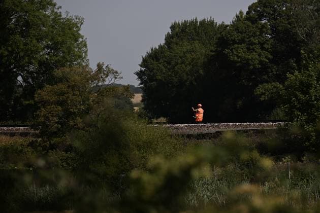 11 injured as passenger train derails in southern England EAST SUSSEX, UNITED KINGDOM - AUGUST 14: Railway workers inspect the tracks near the site of a passenger train derailment between Haywards Heath and Lewes in East Sussex, United Kingdom, on August 14, 2026, after the accident injured 11 people, including two seriously. Rasid Necati Aslim Anadolu East sussex United Kingdom. Editorial use only. Please get in touch for any other usage.  Copyright: x2026xAnadoluxRasidxNecatixAslimx