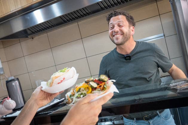Felix Banaszak, Bundesvorsitzender BÜNDNIS 90 DIE GRÜNEN, besucht im Rahmen seiner Sommertour 2026 unter dem Motto Taxi Banaszak einen Döner-Laden in Magdeburg und diskutiert über die Dönerpreisbremse - Elenas Gemüse Kebab;Taxi Banaszak Sommertour von Felix Banaszak zu Besuch im Dönerladen in Magdeburg, Magdeburg Sachsen-Anhalt Deutschland Elenas Gemüse Kebab *** Felix Banaszak, Federal Chair of BÜNDNIS 90 THE GREENS, visits a kebab shop in Magdeburg as part of his 2026 summer tour, themed Taxi Banaszak, and discusses the kebab price cap, Elena’s Vegetable Kebab, and Taxi Banaszak. Felix Banaszak’s summer tour: a visit to a kebab shop in Magdeburg, Magdeburg, Saxony-Anhalt, Germany; Elena’s Vegetable Kebab
