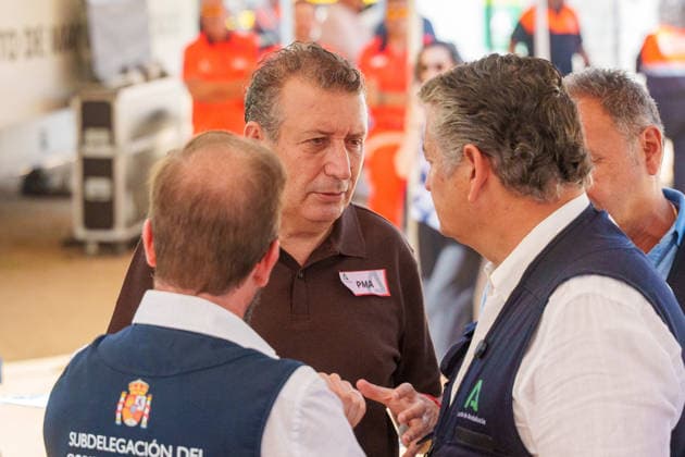 Antonio Sanz reports on the progress of the fire at the Niebla Emergency Management Center (PMA) The acting Government Delegate for Andalusia, Francisco Toscano (right), the First Vice President and Minister of the Presidency, Health and Emergencies, Antonio Sanz, and the president of the Seville Provincial Council, Javier Fernández, converse at the Advanced Command Post for the Niebla fire on August 14, 2026, in Niebla, Huelva, Andalusia, Spain. The First Vice President and Minister of the Presidency, Health, and Emergencies, Antonio Sanz, speaks to the media at the Forward Command Post for the fire in Niebla, Huelva. His appearance provides an update on the fire’s progress and the status of the emergency response deployed in the area. Au  Copyright: xFranciscoxJ.xOlmox 7713935