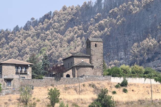 The spread of the fire in Huesca forces the evacuation of belongings from the Monastery of San Juan de la Pena. Forest land burned by a wildfire in the village of La Pena on August 14, 2026, in Las Penas de Riglos, Hoya de Huesca, Huesca, Aragon, Spain. The fire that broke out at 12:37 p.m. this Monday in Las Penas de Riglos, Huesca, has already burned more than 9,000 hectares and forced the preventive evacuation of sixteen villages and a total of 830 people. This Thursday, the flames surrounded the old monastery of San Juan de la Pena, though they did not damage the structure. Early this morning, the regional government issued an evacuation order for four more municipalities, in addition to the twelve from yesterday: these are the towns o  Copyright: xRamonxCometx 7713955