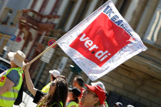 Frankfurt Impressionen 14.08.2026 Vereinigte Dienstleistungsgewerkschaft VERDI ruft zu zentralem hessenweiten Streikmassnahmen vor weiteren Tarifverhandlungen im Einzelhandel und Großhandel auf. Vor der Kundgebung bei 31 Grad vor der Hauptwache Frankfurt nahmen zahlreiche Streikende am Demonstrationszug ab DGB Haus statt hier IKEA Frankfurt Main Hessen Deutschland *** Frankfurt Impressions, August 14, 2026: The United Services Union VERDI calls for a statewide strike across Hesse ahead of further collective bargaining negotiations in the retail and wholesale sectors. Before the rally, which took place in 31-degree heat in front of the Hauptwache in Frankfurt, numerous strikers joined the demonstrationprocession starting from the DGB bu