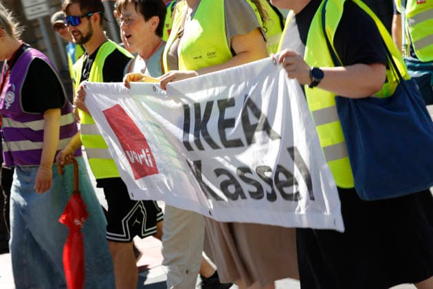 Frankfurt Impressionen 14.08.2026 Vereinigte Dienstleistungsgewerkschaft VERDI ruft zu zentralem hessenweiten Streikmassnahmen vor weiteren Tarifverhandlungen im Einzelhandel und Großhandel auf. Vor der Kundgebung bei 31 Grad vor der Hauptwache Frankfurt nahmen zahlreiche Streikende am Demonstrationszug ab DGB Haus statthier IKEA Frankfurt Main Hessen Deutschland *** Frankfurt Impressions, August 14, 2026: The United Services Union VERDI calls for a statewide strike across Hesse ahead of further collective bargaining negotiations in the retail and wholesale sectors. Before the rally, held in 31-degree heat in front of the Hauptwache in Frankfurt, numerous strikers joined the demonstrationprocession starting from the DGB building, passi